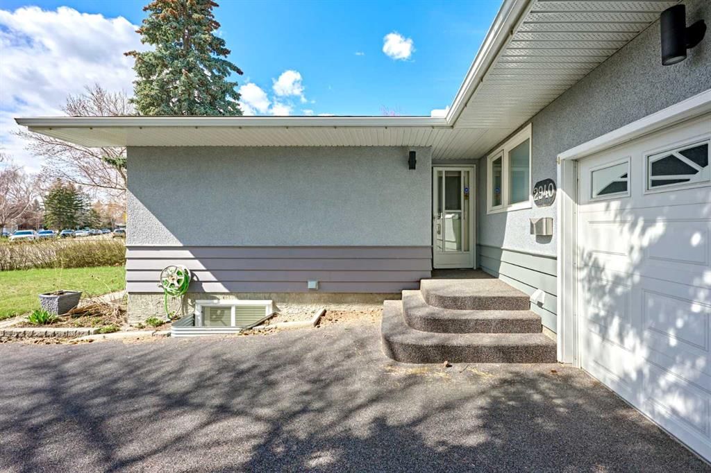 2940 Blakiston Drive NW, Calgary — photo 3 of 38