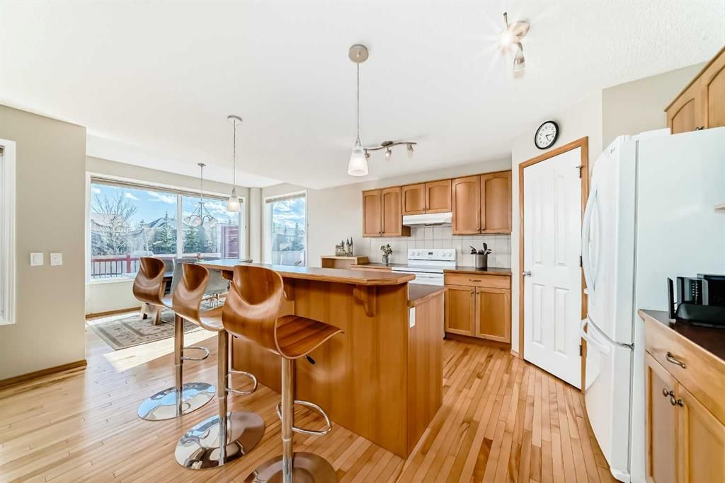 84 Cougarstone Square SW, Calgary — photo 5 of 29