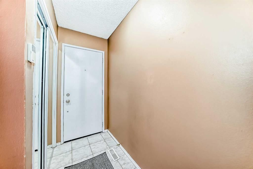 98, 123 Queensland Drive SE, Calgary — photo 3 of 28