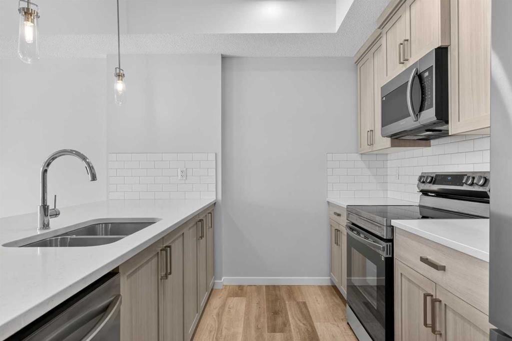 1206, 33 Carringham Gate NW, Calgary — photo 5 of 27