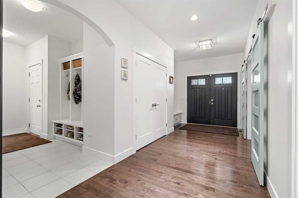 25 Westland Crescent SW, Calgary — photo 2 of 50