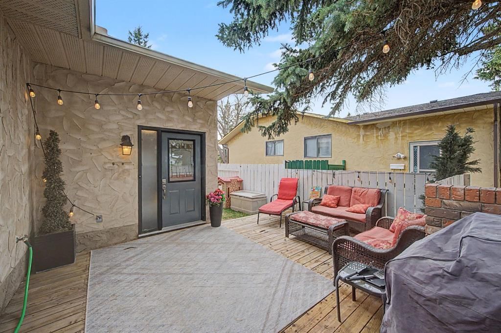 359 Woodvale Crescent SW, Calgary — photo 2 of 34