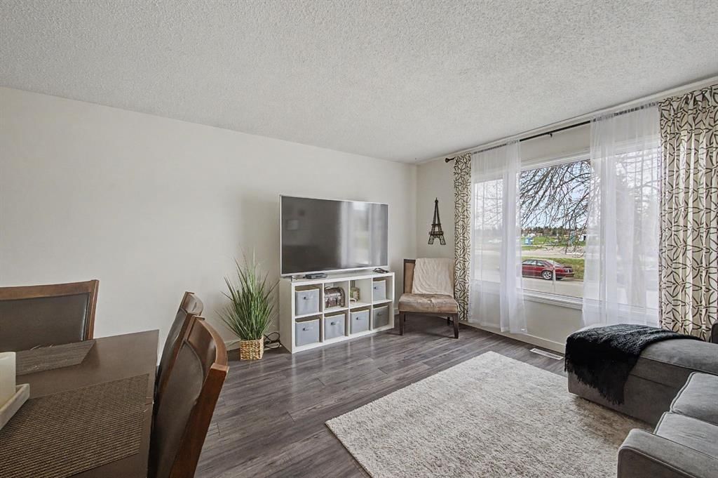 359 Woodvale Crescent SW, Calgary — photo 3 of 34