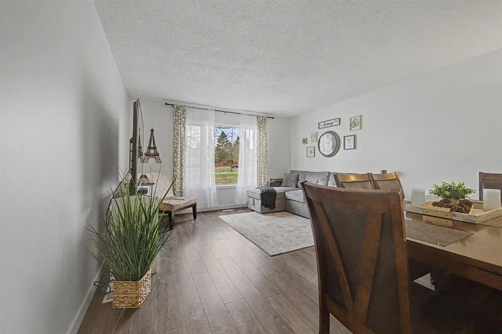 359 Woodvale Crescent SW, Calgary — photo 4 of 34