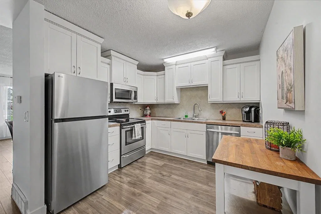 359 Woodvale Crescent SW, Calgary — photo 5 of 34