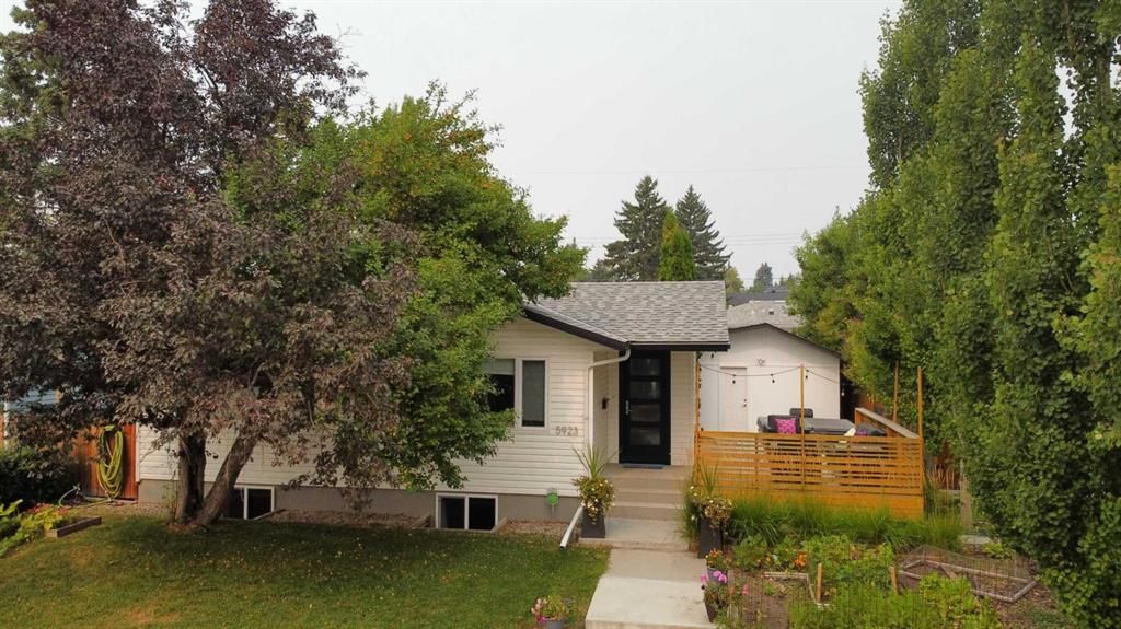 5923 Londonderry Crescent SW, Calgary — photo 2 of 50