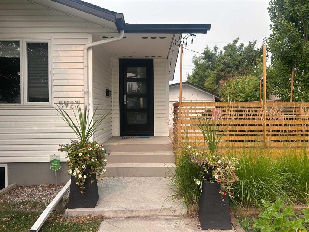 5923 Londonderry Crescent SW, Calgary — photo 3 of 50