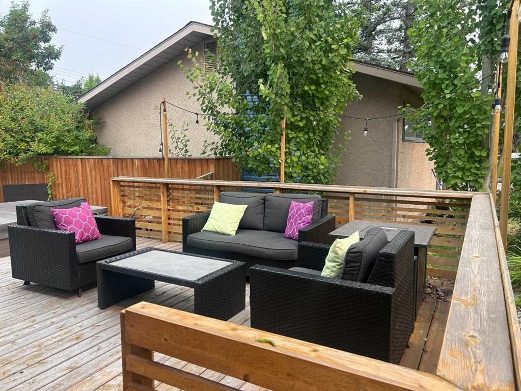 5923 Londonderry Crescent SW, Calgary — photo 4 of 50