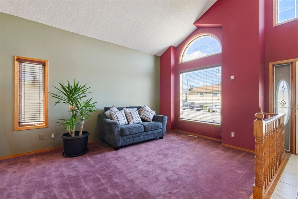 87 Applefield Close SE, Calgary — photo 5 of 37