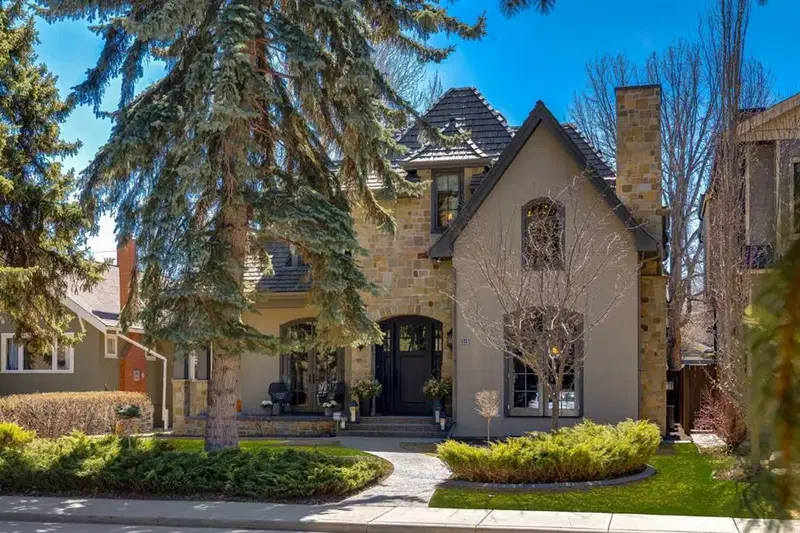 313 38 Avenue SW, Calgary — main listing photo