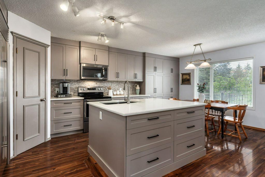 2 Springbank Crescent SW, Calgary — photo 4 of 34