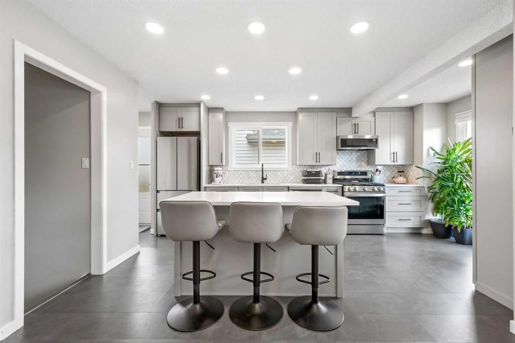 11 Deersaxon Circle SE, Calgary — photo 3 of 50