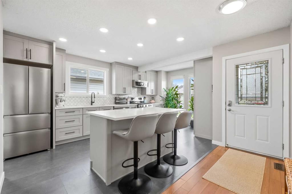 11 Deersaxon Circle SE, Calgary — photo 4 of 50