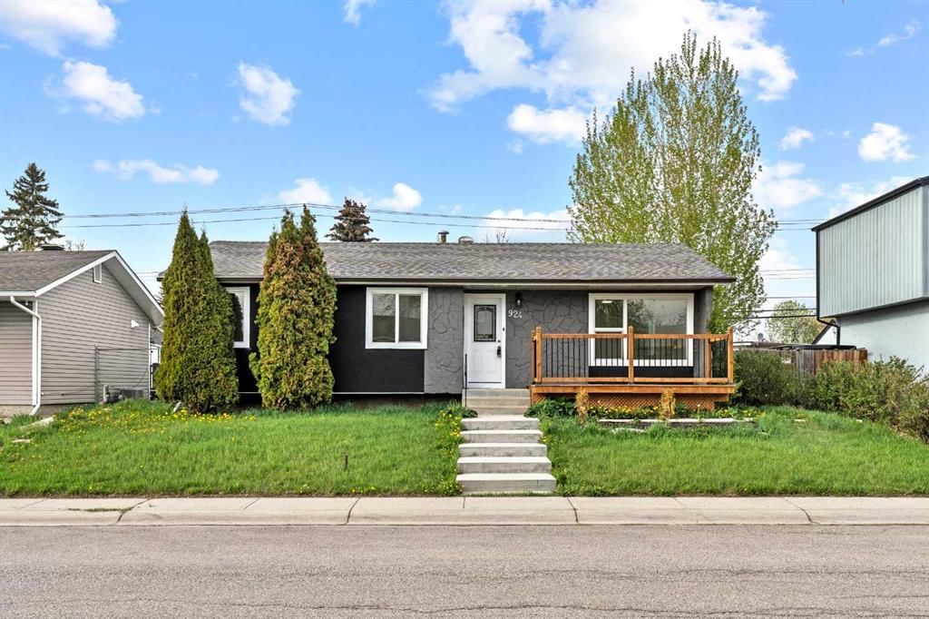 924 Pensdale Crescent SE, Calgary — photo 3 of 39