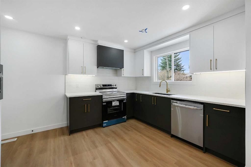 24 Bermuda Street NW, Calgary — photo 5 of 46