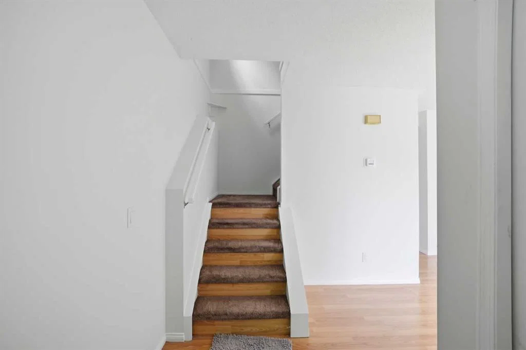 6016 Martingrove Road NE, Calgary — photo 4 of 46