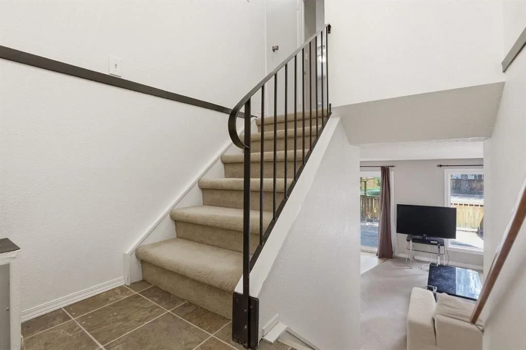 100, 4740 Dalton Drive NW, Calgary — photo 4 of 38