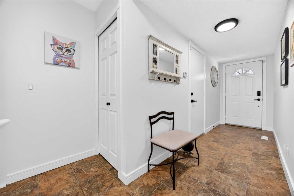 94 Candle Terrace SW, Calgary — photo 4 of 46