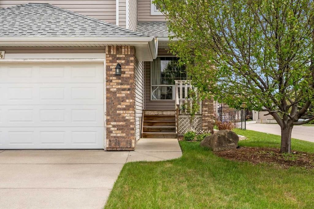 4 Citadel Meadow Court NW, Calgary — photo 3 of 42