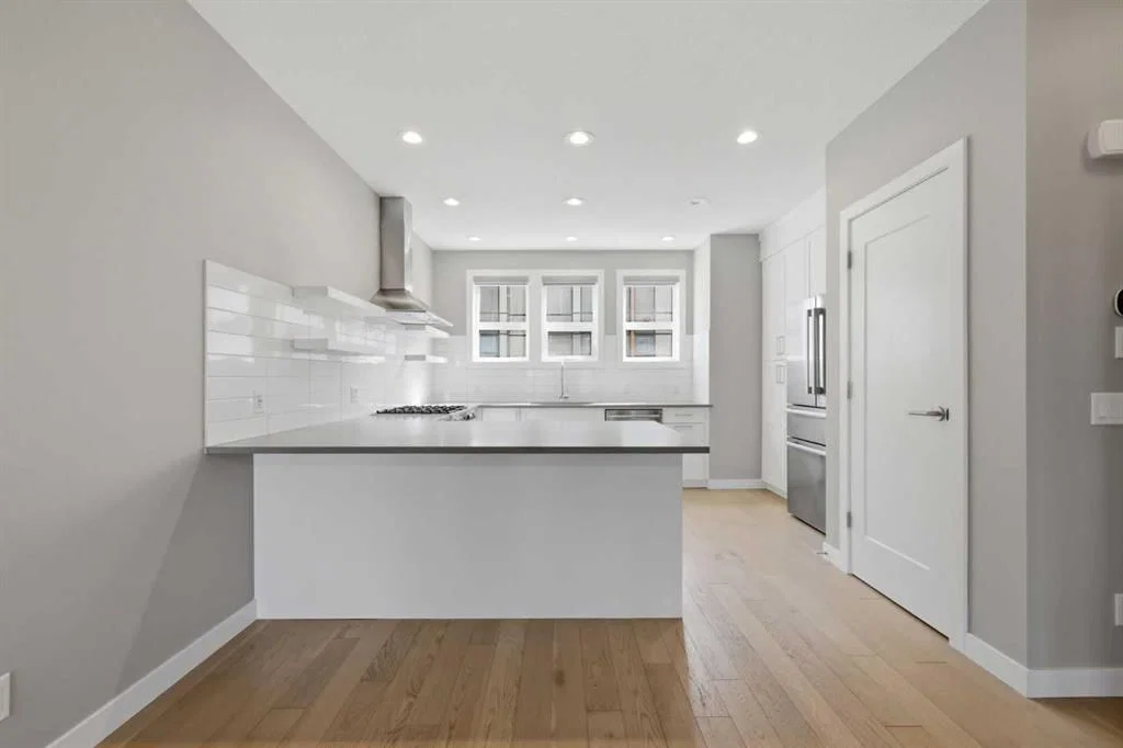 4065 32 Avenue NW, Calgary — photo 3 of 31
