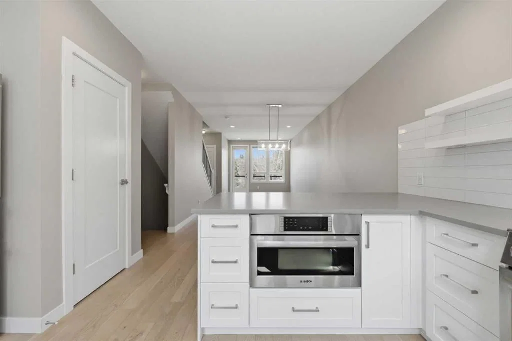 4065 32 Avenue NW, Calgary — photo 5 of 31