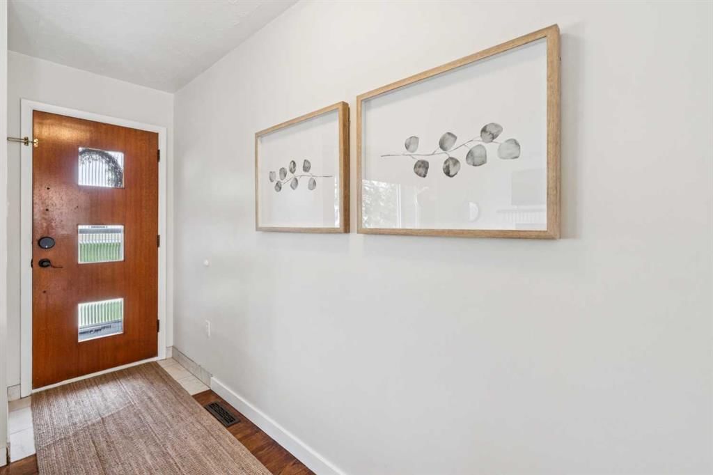 19 Hyslop Drive SW, Calgary — photo 2 of 29