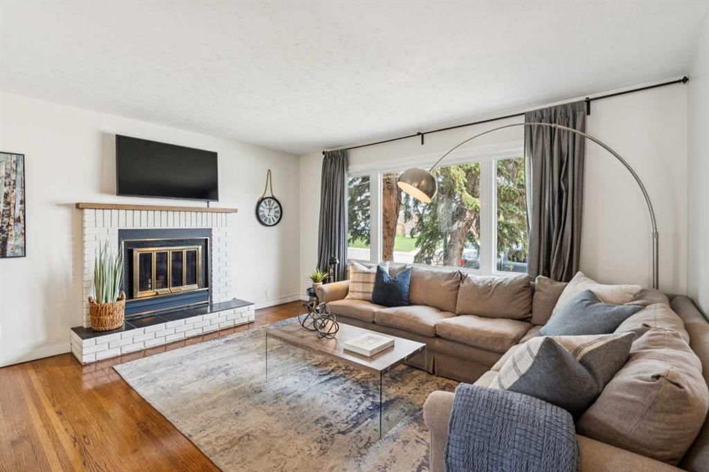19 Hyslop Drive SW, Calgary — photo 3 of 29