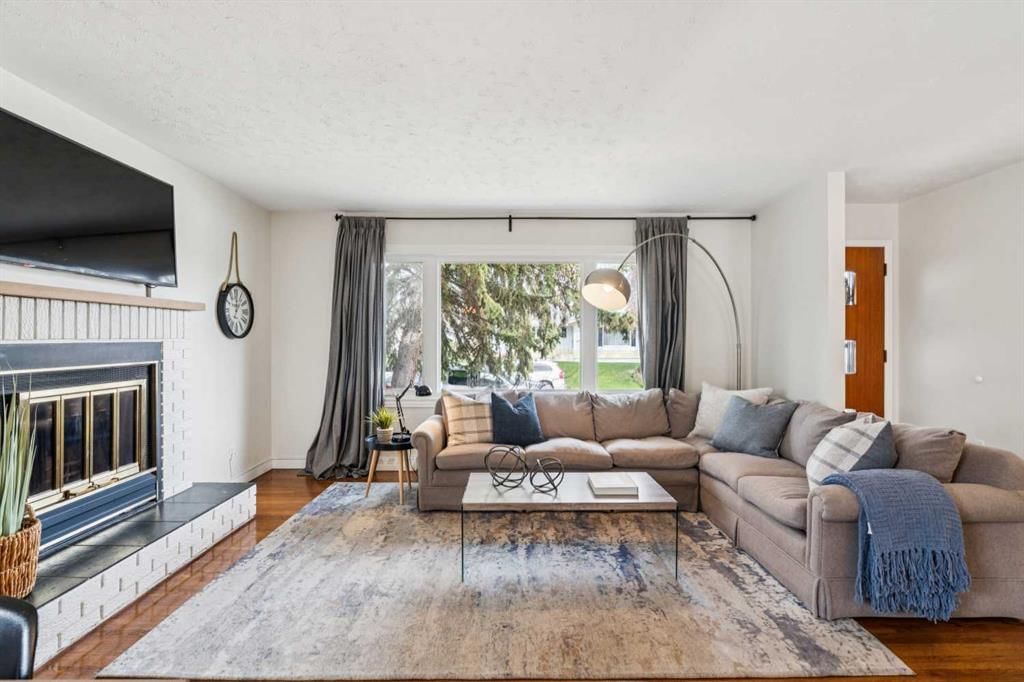 19 Hyslop Drive SW, Calgary — photo 4 of 29