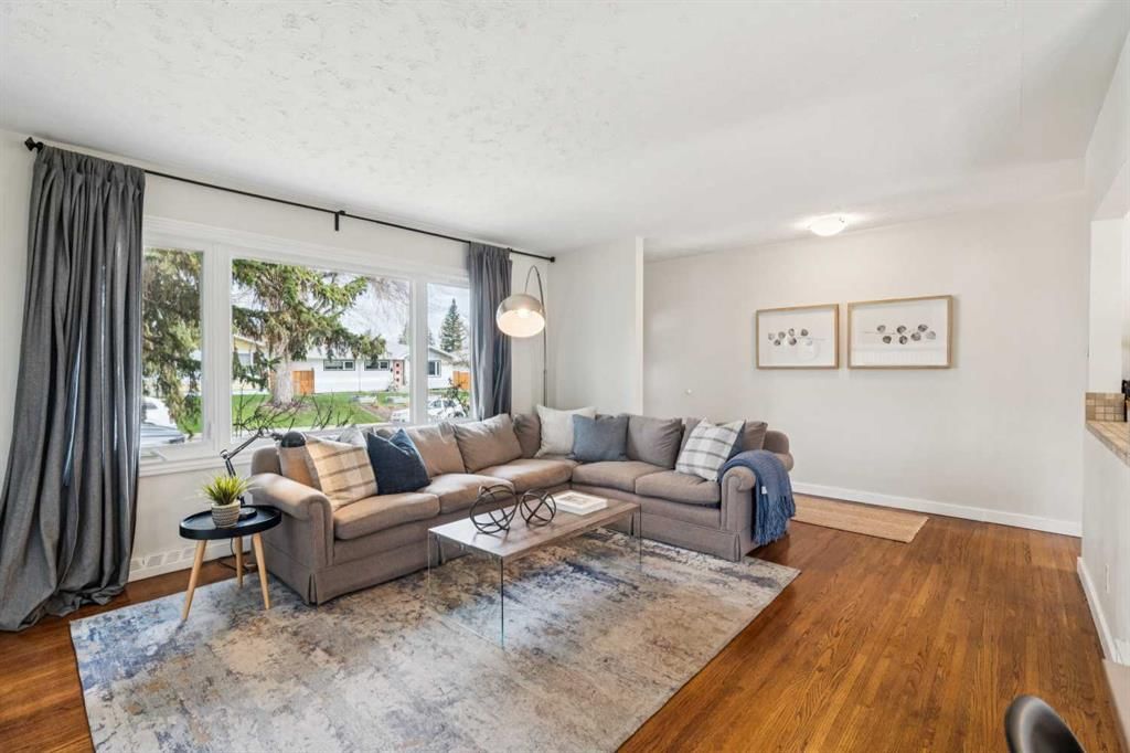 19 Hyslop Drive SW, Calgary — photo 5 of 29