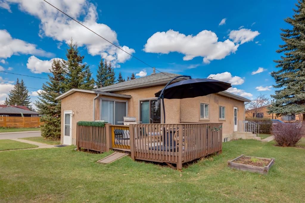 4363 70 Street NW, Calgary — photo 4 of 28
