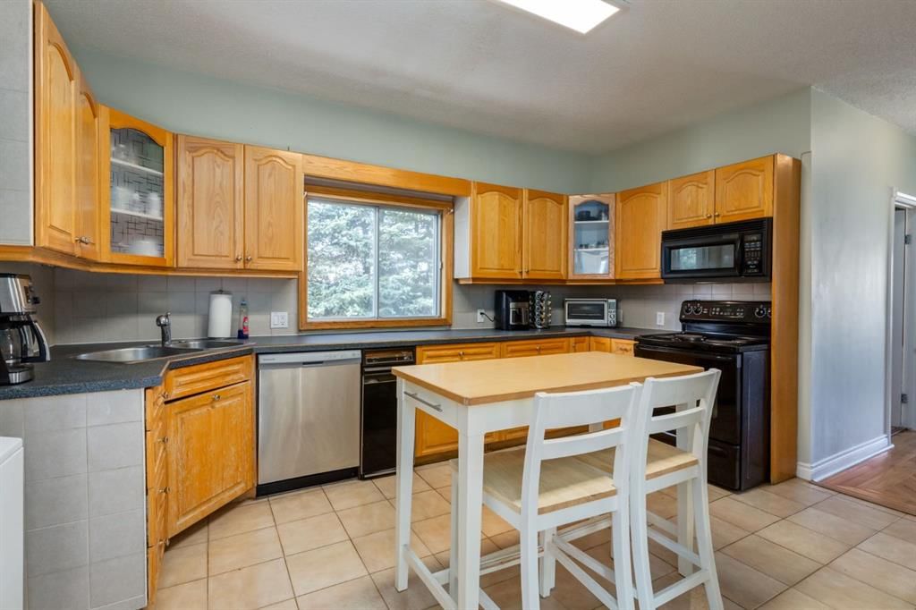 4363 70 Street NW, Calgary — photo 5 of 28