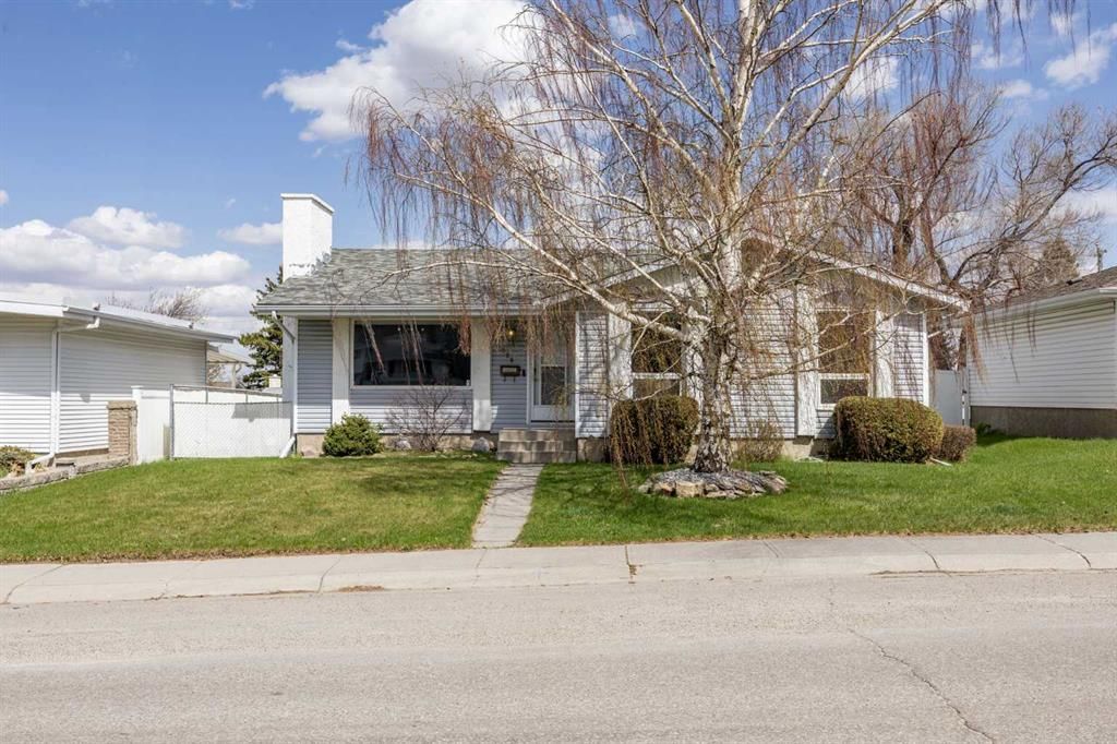 7720 Hunterquay Road NW, Calgary — photo 2 of 48