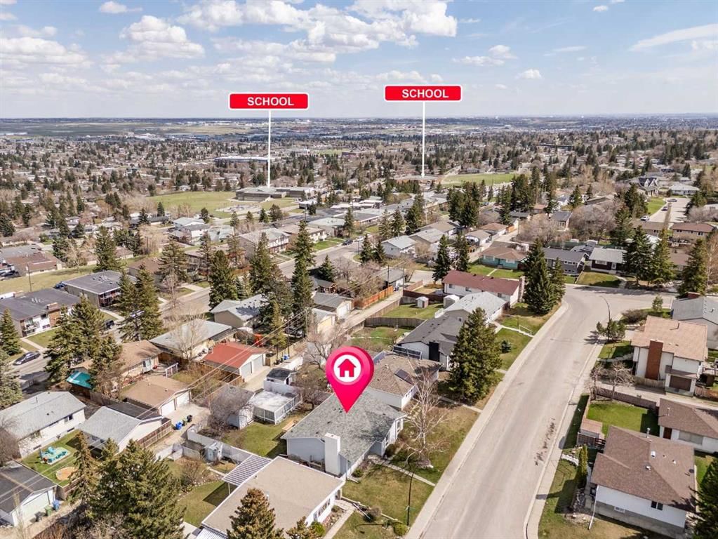 7720 Hunterquay Road NW, Calgary — photo 4 of 48