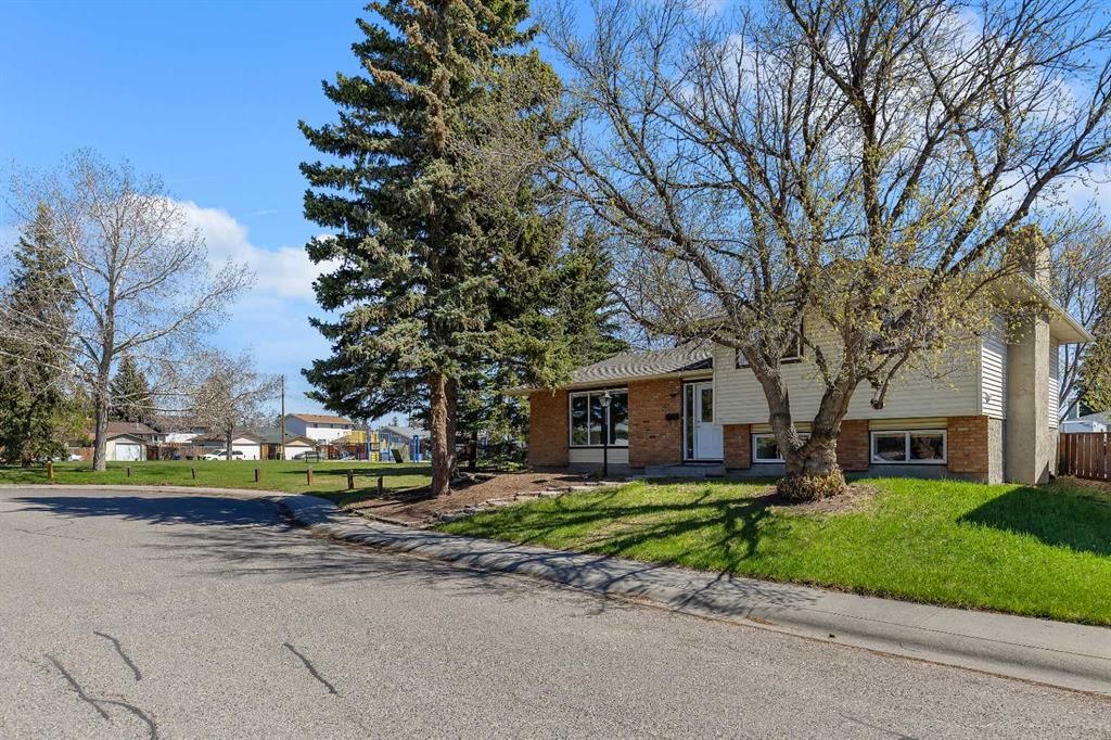 221 Madeira Crescent NE, Calgary — photo 2 of 41