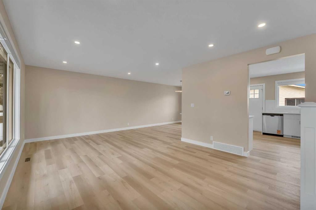 221 Madeira Crescent NE, Calgary — photo 4 of 41
