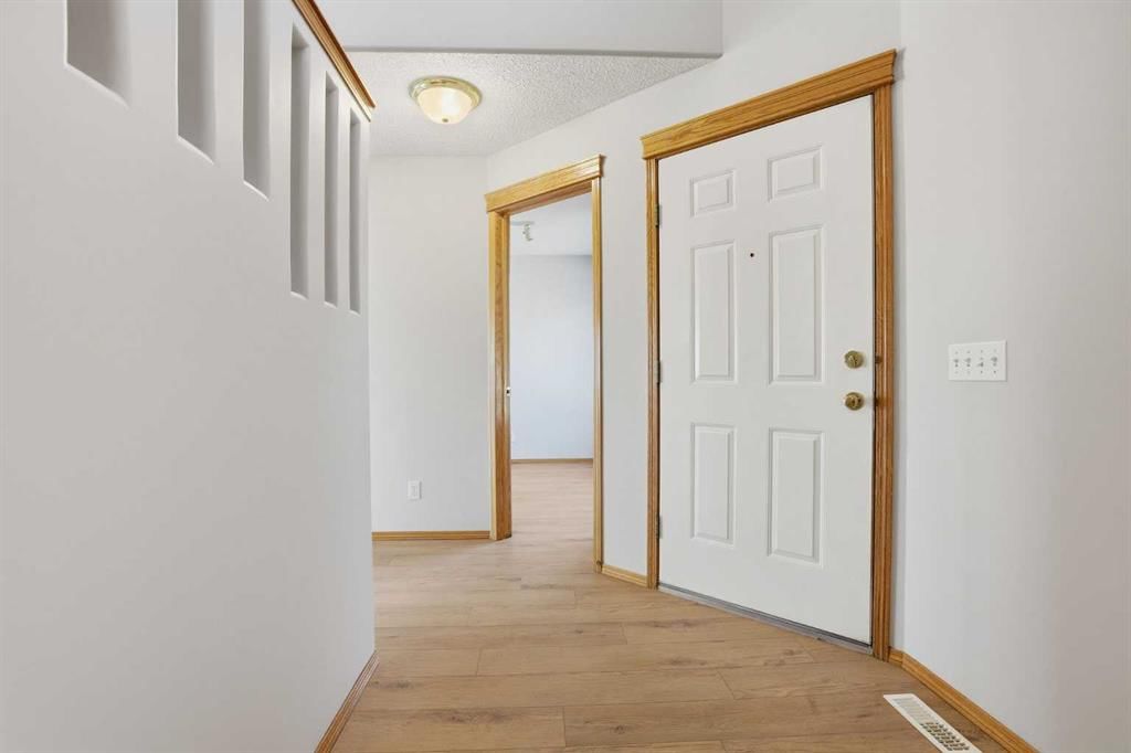 93 Somerglen Park SW, Calgary — photo 4 of 48