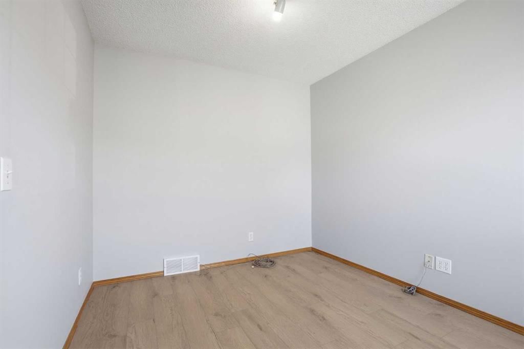 93 Somerglen Park SW, Calgary — photo 5 of 48