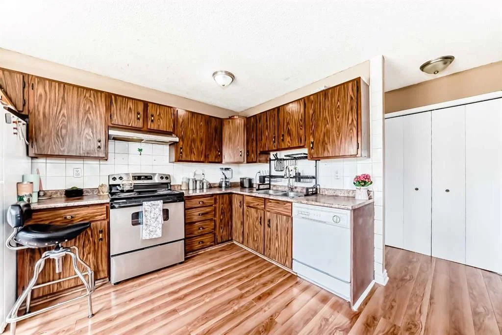 4821 60 Street NE, Calgary — photo 5 of 50