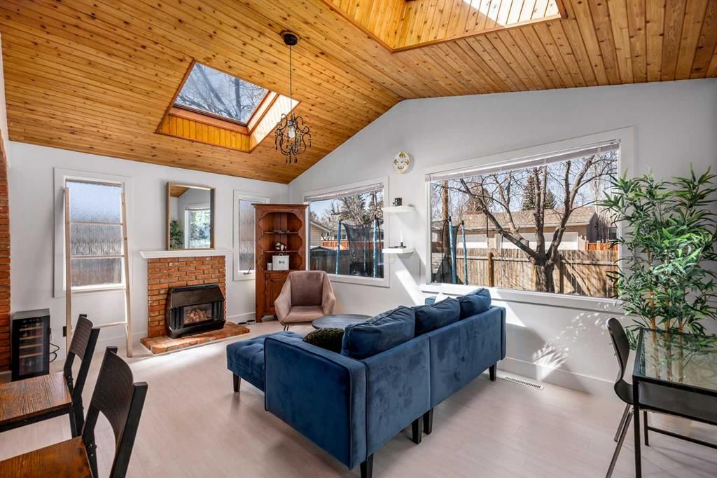 4716 26 Avenue SW, Calgary — photo 4 of 50