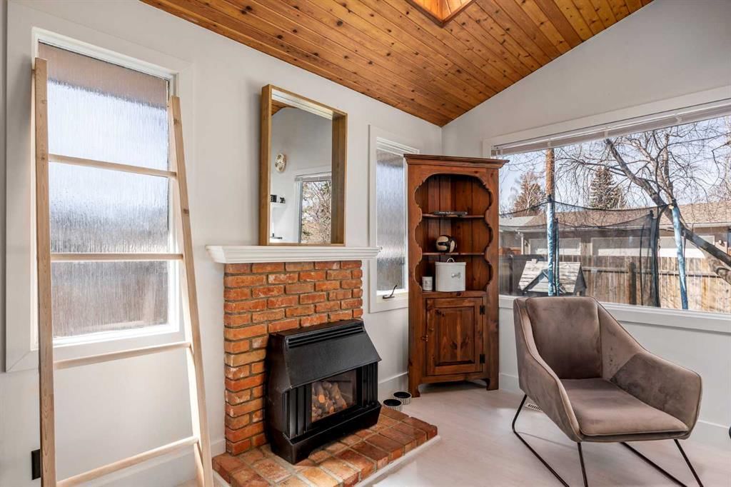 4716 26 Avenue SW, Calgary — photo 5 of 50