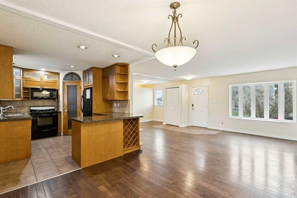 7615 36 Avenue NW, Calgary — main listing photo