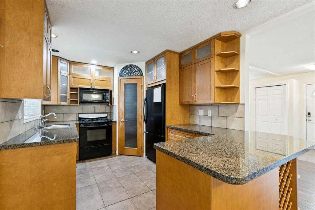 7615 36 Avenue NW, Calgary — photo 3 of 40