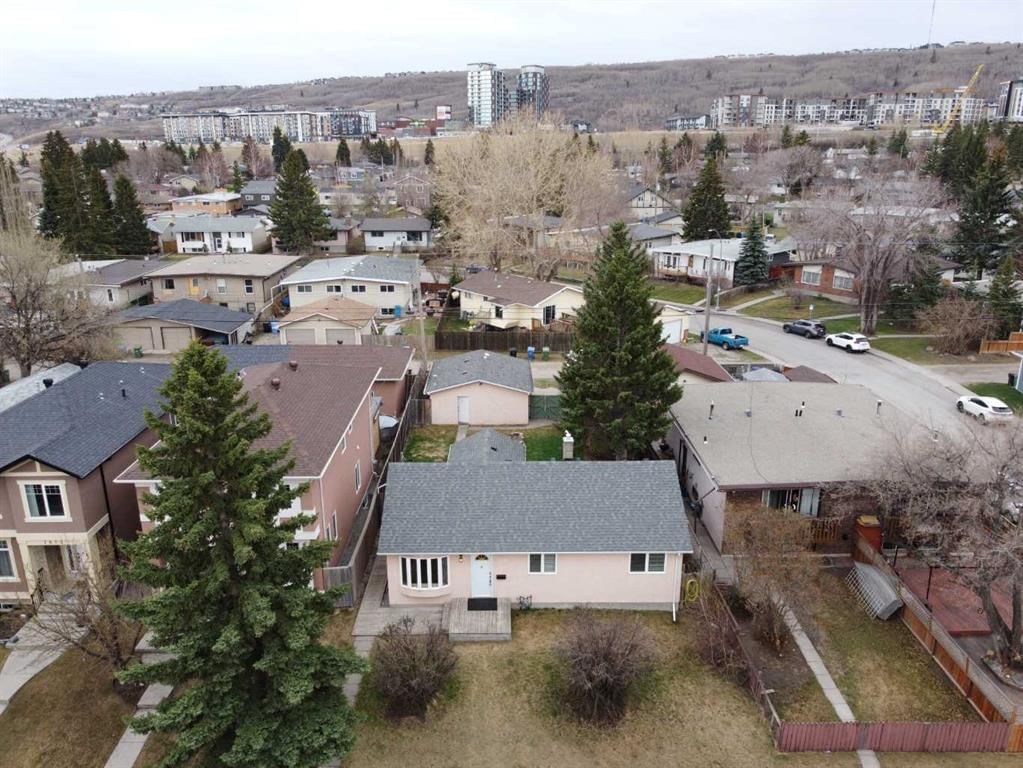 7615 36 Avenue NW, Calgary — photo 4 of 40