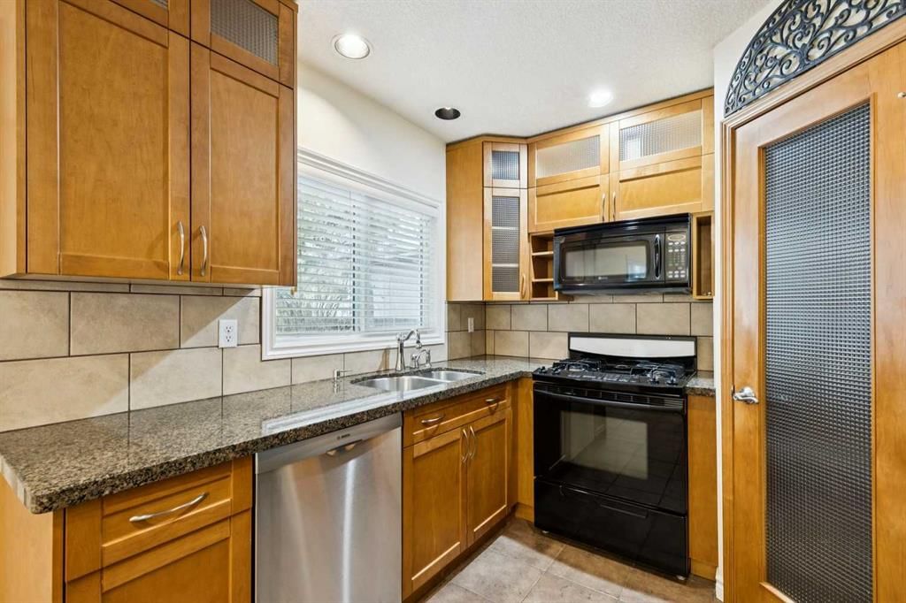 7615 36 Avenue NW, Calgary — photo 5 of 40