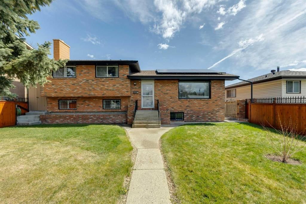 12 Huntwick Way NE, Calgary — main listing photo