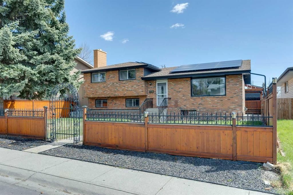12 Huntwick Way NE, Calgary — photo 2 of 25