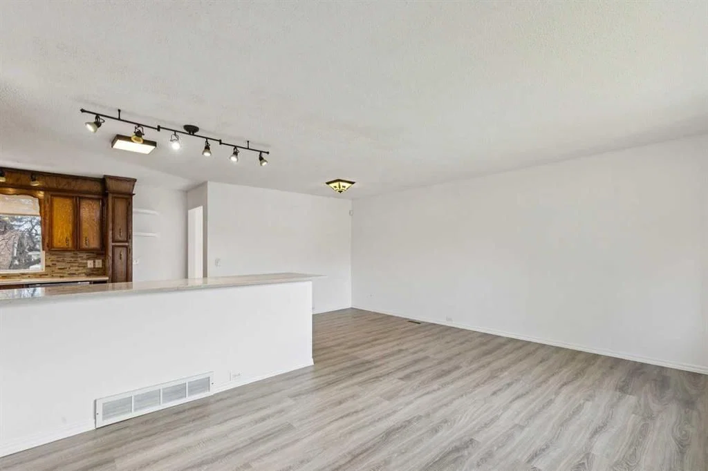 12 Huntwick Way NE, Calgary — photo 4 of 25