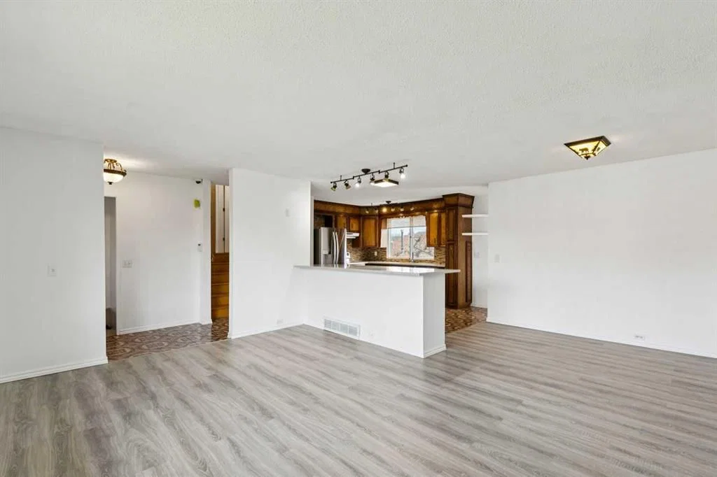 12 Huntwick Way NE, Calgary — photo 5 of 25