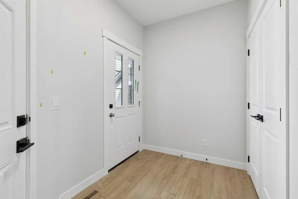 546 Hotchkiss Manor, Calgary — photo 3 of 35
