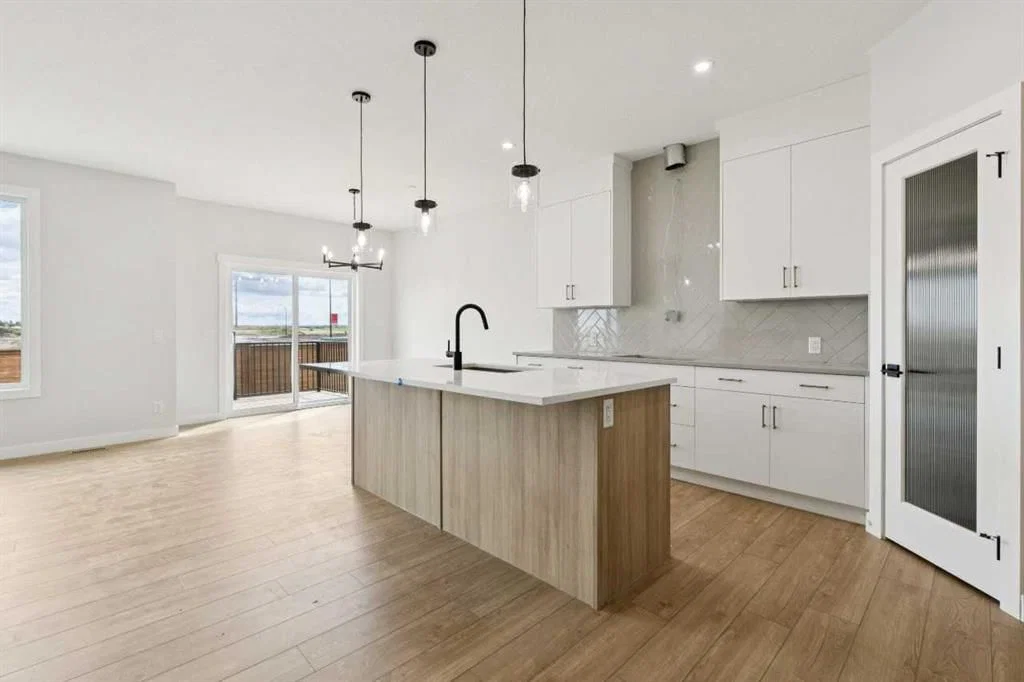 546 Hotchkiss Manor, Calgary — photo 4 of 35
